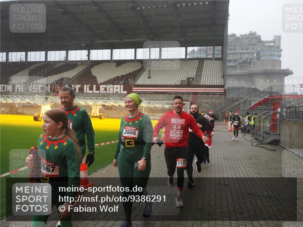 07.12.2025 - St. Pauli X-Mass-Run No. 15 Fabian Wolf http://msf.ph/oto/9386291 07.12.2025 10:15:21 Ziel 308, 431, 436, 438, 1180, 1183, 1885, 2666, 2667, 2668, 3103, 4494, 4536 meine-sportfotos.de