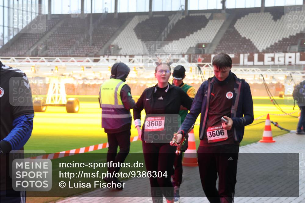07.12.2025 - St. Pauli X-Mass-Run No. 15 Luisa Fischer http://msf.ph/oto/9386304 07.12.2025 10:19:52 Ziel 3608, 3606, 658, 661, 2750, 3011, 3013, 3455, 3695, 3724, 3975, 3976, 4038, 4074, 4115, 4330, 4331, 4436, 4437, 4438, 4466, 4473, 4475, 4498 meine-sportfotos.de