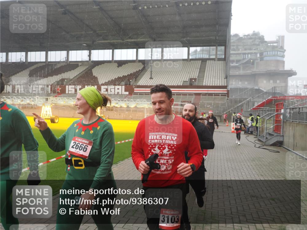 07.12.2025 - St. Pauli X-Mass-Run No. 15 Fabian Wolf http://msf.ph/oto/9386307 07.12.2025 10:15:22 Ziel 308, 431, 436, 438, 1180, 1183, 1885, 2666, 2667, 2668, 3103, 4494, 4536 meine-sportfotos.de