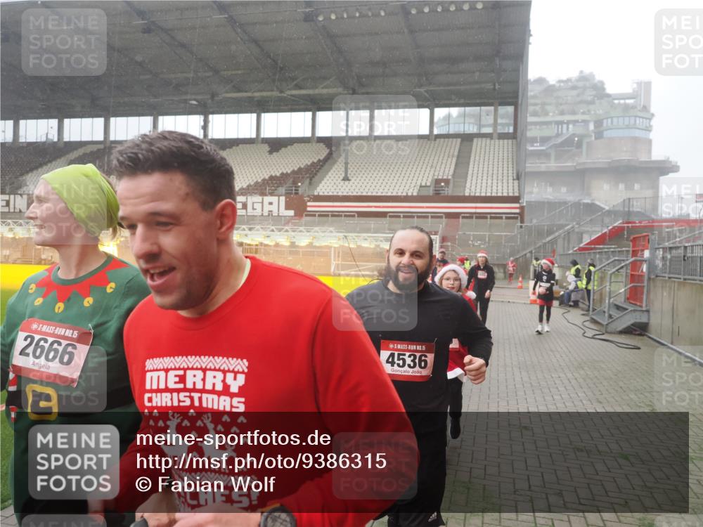 07.12.2025 - St. Pauli X-Mass-Run No. 15 Fabian Wolf http://msf.ph/oto/9386315 07.12.2025 10:15:22 Ziel 308, 431, 436, 438, 1180, 1183, 1885, 2666, 2667, 2668, 3103, 4494, 4536 meine-sportfotos.de