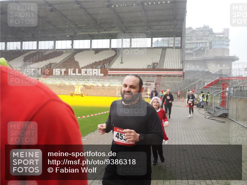 07.12.2025 - St. Pauli X-Mass-Run No. 15 Fabian Wolf http://msf.ph/oto/9386318 07.12.2025 10:15:22 Ziel 308, 431, 436, 438, 1180, 1183, 1885, 2666, 2667, 2668, 3103, 4494, 4536 meine-sportfotos.de
