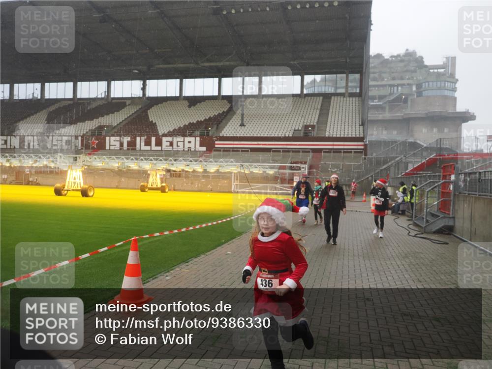 07.12.2025 - St. Pauli X-Mass-Run No. 15 Fabian Wolf http://msf.ph/oto/9386330 07.12.2025 10:15:23 Ziel 431, 436, 438, 1180, 1183, 1885, 2666, 2667, 2668, 3103, 4494, 4536 meine-sportfotos.de