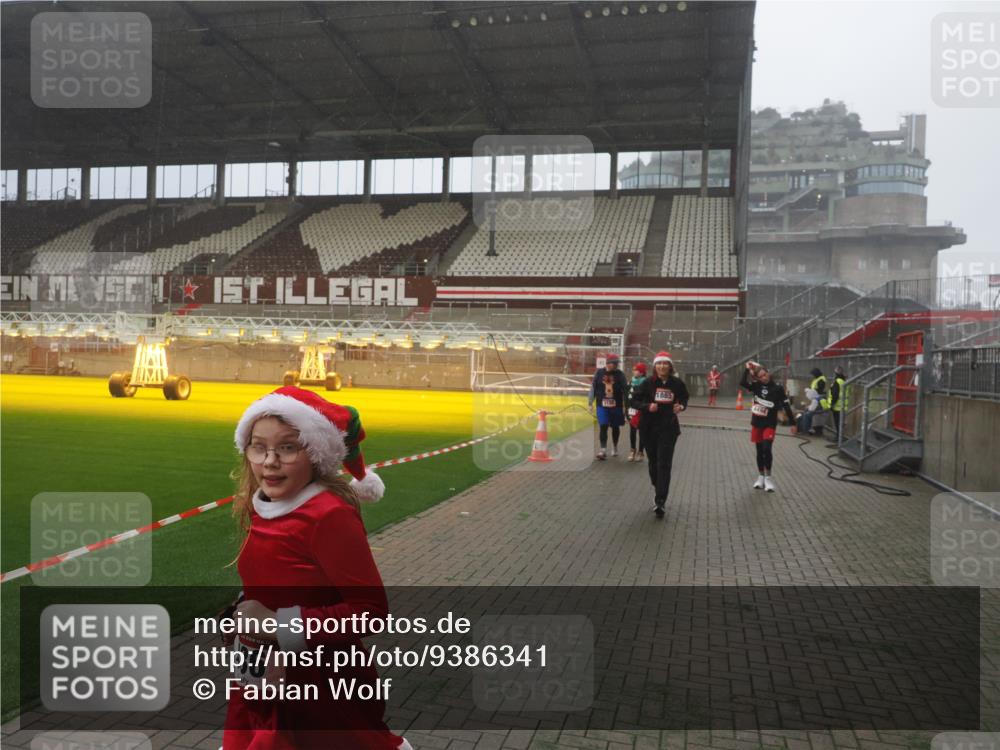 07.12.2025 - St. Pauli X-Mass-Run No. 15 Fabian Wolf http://msf.ph/oto/9386341 07.12.2025 10:15:23 Ziel 431, 436, 438, 1180, 1183, 1885, 2666, 2667, 2668, 3103, 4494, 4536 meine-sportfotos.de