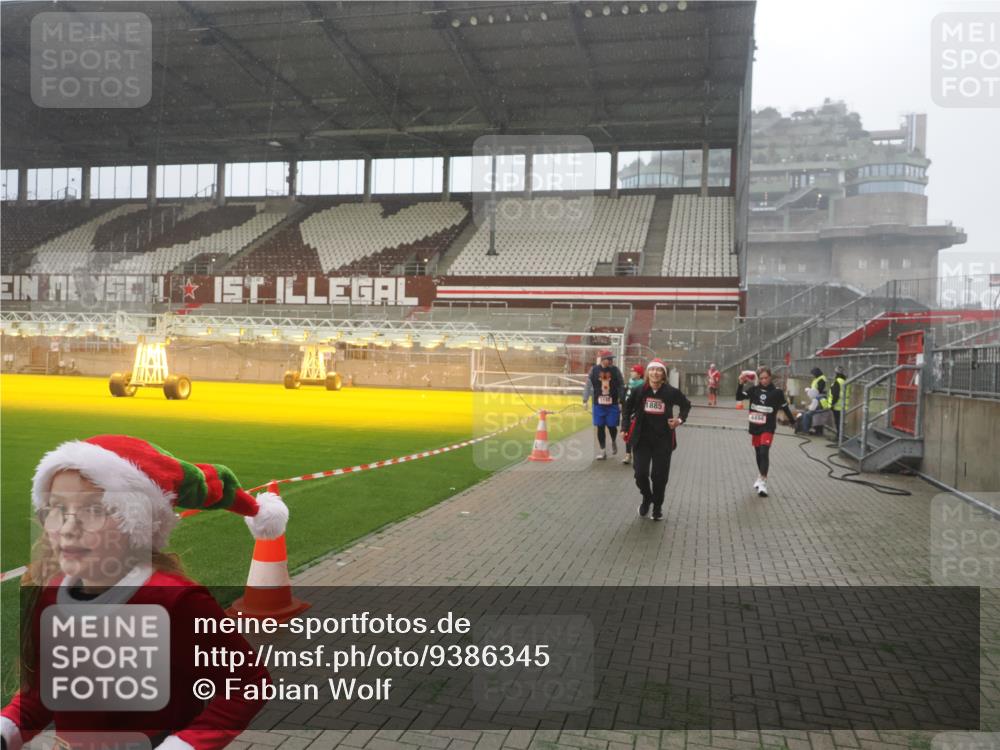 07.12.2025 - St. Pauli X-Mass-Run No. 15 Fabian Wolf http://msf.ph/oto/9386345 07.12.2025 10:15:24 Ziel 431, 436, 438, 1180, 1183, 1885, 2666, 2667, 2668, 3103, 4494, 4536 meine-sportfotos.de