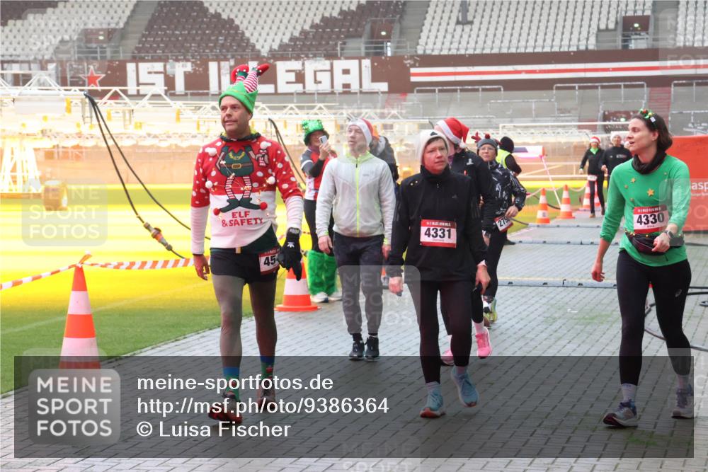 07.12.2025 - St. Pauli X-Mass-Run No. 15 Luisa Fischer http://msf.ph/oto/9386364 07.12.2025 10:20:03 Ziel 45, 4331, 4330, 658, 661, 2750, 3011, 3013, 3695, 3893, 4038, 4074, 4115, 4466 meine-sportfotos.de