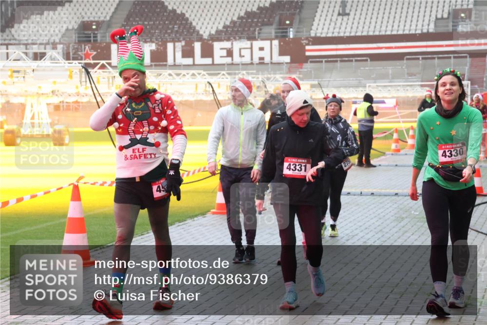 07.12.2025 - St. Pauli X-Mass-Run No. 15 Luisa Fischer http://msf.ph/oto/9386379 07.12.2025 10:20:04 Ziel 45, 4331, 5, 4330, 658, 661, 2750, 3011, 3013, 3695, 3893, 4038, 4074, 4115, 4466 meine-sportfotos.de