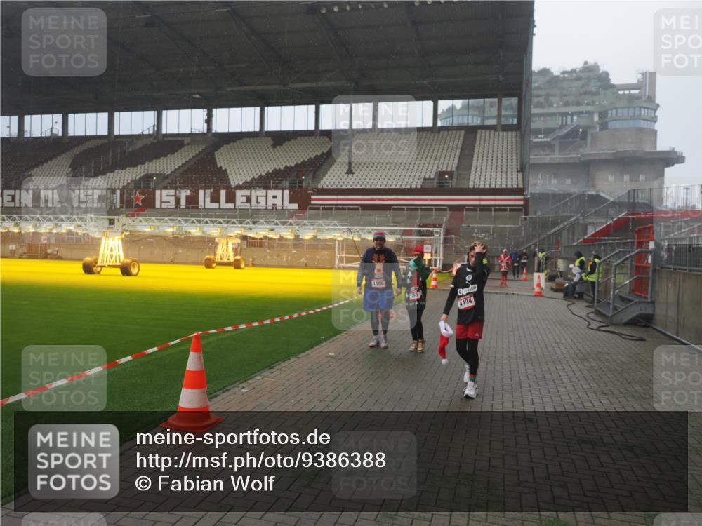 07.12.2025 - St. Pauli X-Mass-Run No. 15 Fabian Wolf http://msf.ph/oto/9386388 07.12.2025 10:15:27 Ziel 431, 436, 438, 1180, 1183, 1885, 3053, 3103, 4494, 4536 meine-sportfotos.de