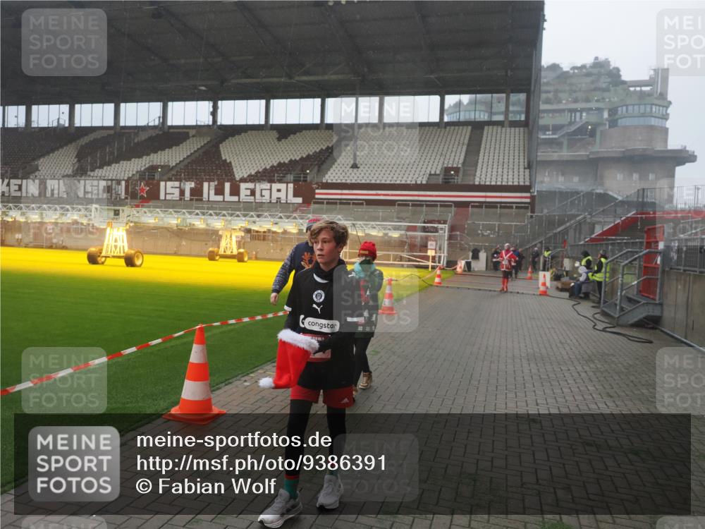07.12.2025 - St. Pauli X-Mass-Run No. 15 Fabian Wolf http://msf.ph/oto/9386391 07.12.2025 10:15:29 Ziel 431, 436, 438, 1180, 1183, 1885, 3053, 3103, 4494, 4536 meine-sportfotos.de