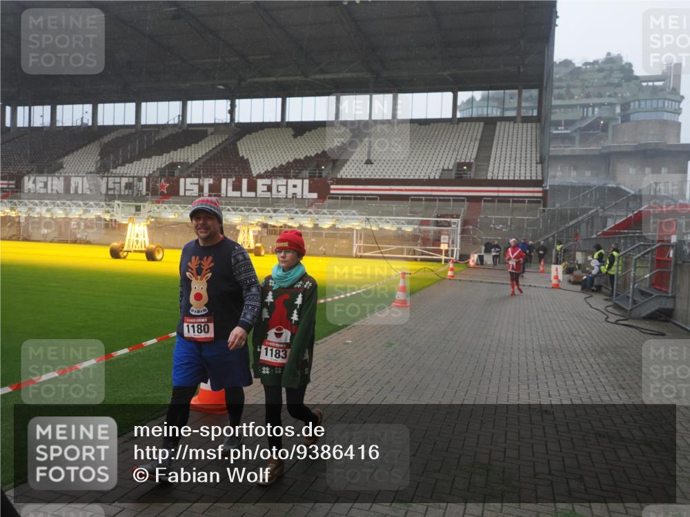 07.12.2025 - St. Pauli X-Mass-Run No. 15 Fabian Wolf http://msf.ph/oto/9386416 07.12.2025 10:15:31 Ziel 436, 1180, 1183, 1885, 2745, 3053, 3103, 4494, 4536 meine-sportfotos.de
