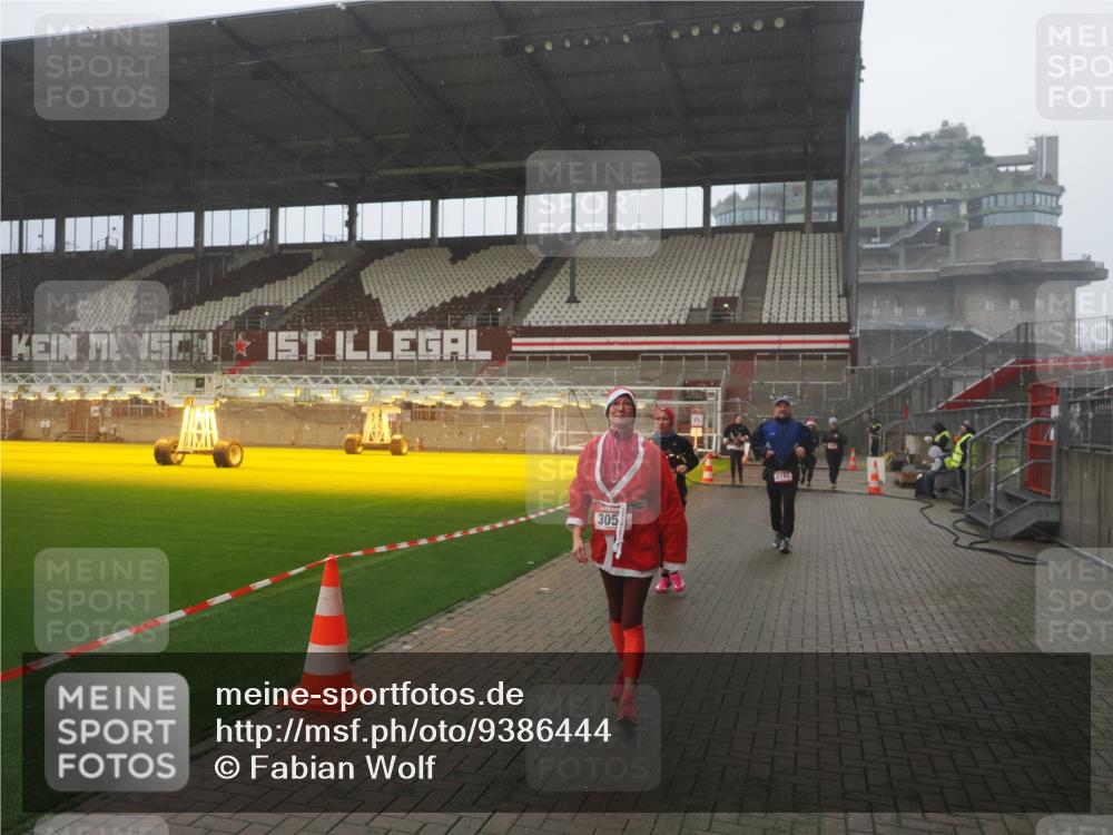 07.12.2025 - St. Pauli X-Mass-Run No. 15 Fabian Wolf http://msf.ph/oto/9386444 07.12.2025 10:15:38 Ziel 2641, 2645, 2652, 2658, 2659, 2745, 3053, 4455 meine-sportfotos.de