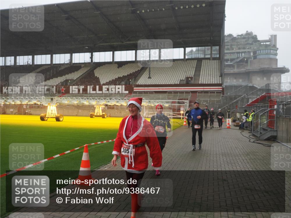 07.12.2025 - St. Pauli X-Mass-Run No. 15 Fabian Wolf http://msf.ph/oto/9386467 07.12.2025 10:15:39 Ziel 2641, 2645, 2652, 2658, 2659, 2745, 3053, 4455 meine-sportfotos.de