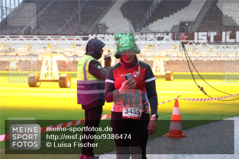 07.12.2025 - St. Pauli X-Mass-Run No. 15 Luisa Fischer http://msf.ph/oto/9386474 07.12.2025 10:20:17 Ziel 19, 3455, 658, 661, 1364, 1553, 1903, 2238, 2750, 2751, 3011, 3013, 3846, 3871, 3893, 4038, 4042, 4071, 4074 meine-sportfotos.de