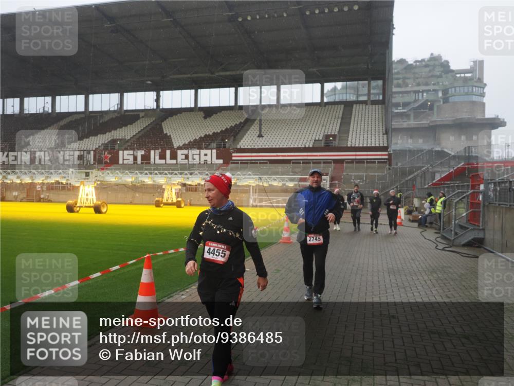 07.12.2025 - St. Pauli X-Mass-Run No. 15 Fabian Wolf http://msf.ph/oto/9386485 07.12.2025 10:15:41 Ziel 2641, 2645, 2652, 2658, 2659, 2745, 3053, 4455 meine-sportfotos.de