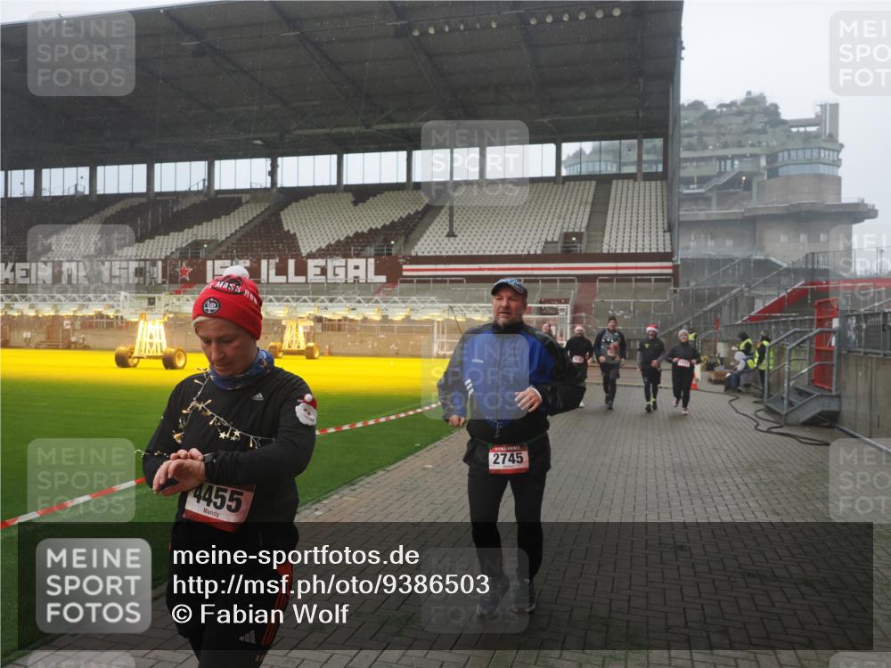 07.12.2025 - St. Pauli X-Mass-Run No. 15 Fabian Wolf http://msf.ph/oto/9386503 07.12.2025 10:15:42 Ziel 2641, 2645, 2652, 2658, 2659, 2745, 3053, 4455 meine-sportfotos.de