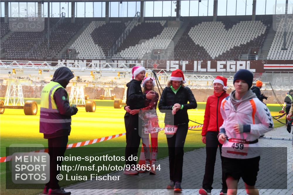 07.12.2025 - St. Pauli X-Mass-Run No. 15 Luisa Fischer http://msf.ph/oto/9386514 07.12.2025 10:20:33 Ziel 724, 661, 459, 447, 452, 459, 1364, 1553, 1903, 2238, 2751, 2855, 3473, 3832, 3846, 3871, 3893, 4042, 4071, 4116, 4503, 4523 meine-sportfotos.de