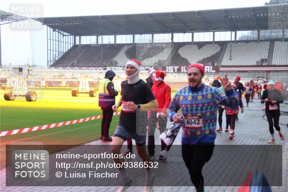 07.12.2025 - St. Pauli X-Mass-Run No. 15 Luisa Fischer http://msf.ph/oto/9386532 07.12.2025 10:20:35 Ziel 4042, 155, 447, 452, 459, 461, 478, 1364, 1553, 1903, 2187, 2238, 2751, 2855, 3473, 3832, 3846, 3871, 3893, 4042, 4071, 4116, 4503, 4523 meine-sportfotos.de