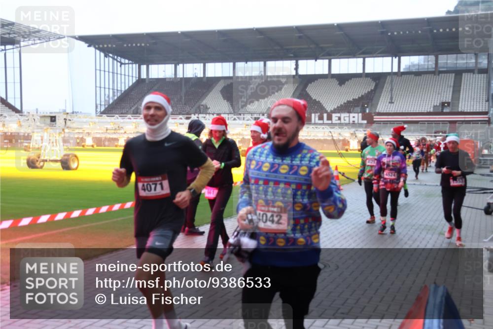 07.12.2025 - St. Pauli X-Mass-Run No. 15 Luisa Fischer http://msf.ph/oto/9386533 07.12.2025 10:20:35 Ziel 4071, 661, 4042, 020, 421, 4524, 447, 452, 459, 461, 478, 1364, 1553, 1903, 2187, 2238, 2751, 2855, 3473, 3832, 3846, 3871, 3893, 4042, 4071, 4116, 4503, 4523 meine-sportfotos.de