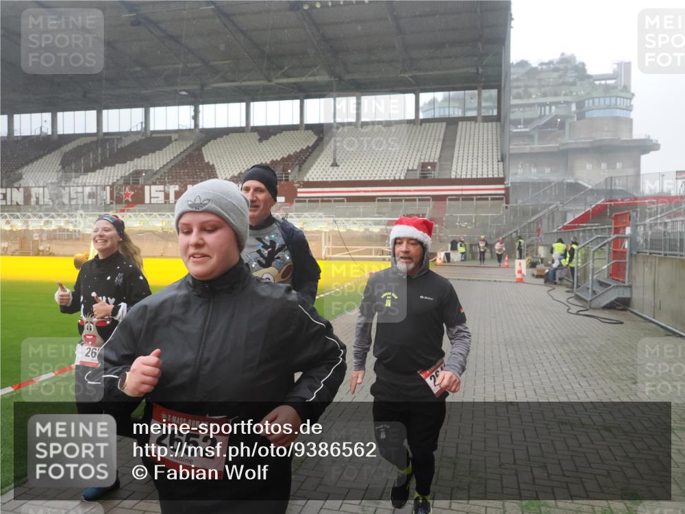 07.12.2025 - St. Pauli X-Mass-Run No. 15 Fabian Wolf http://msf.ph/oto/9386562 07.12.2025 10:15:48 Ziel 2641, 2645, 2652, 2658, 2659, 2745, 4455 meine-sportfotos.de
