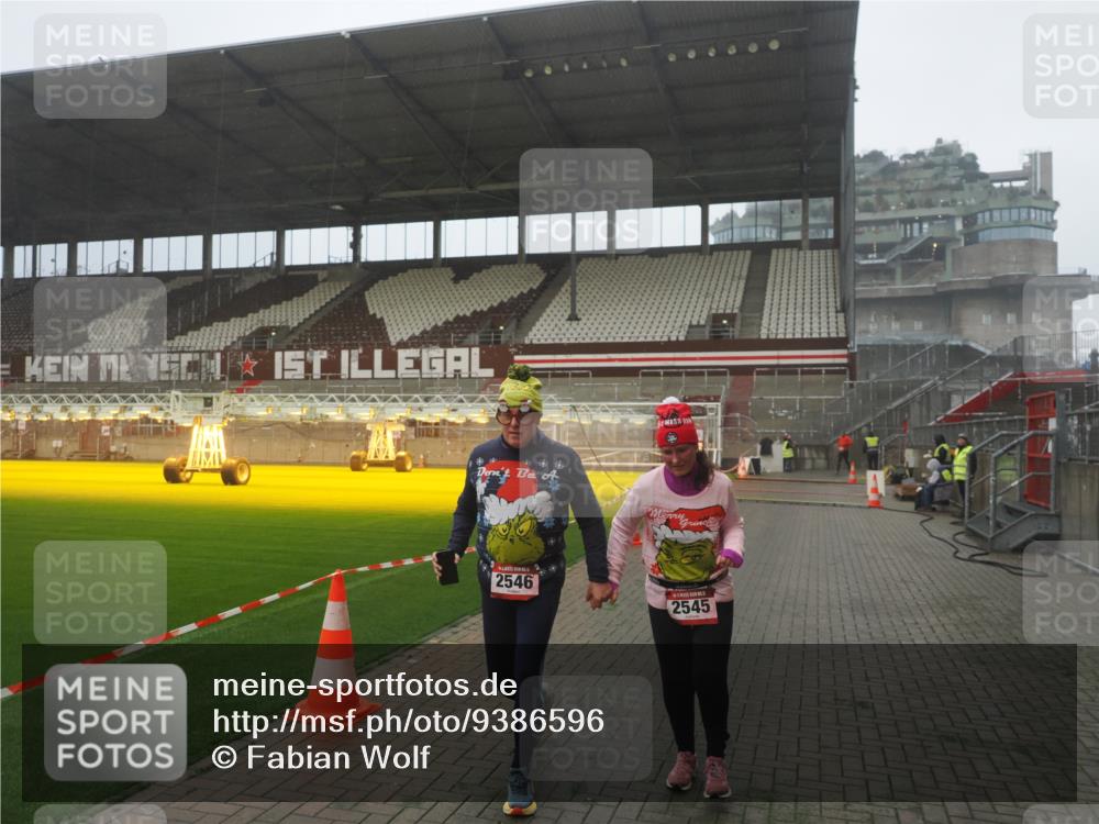 07.12.2025 - St. Pauli X-Mass-Run No. 15 Fabian Wolf http://msf.ph/oto/9386596 07.12.2025 10:16:04 Ziel 2545, 2546 meine-sportfotos.de