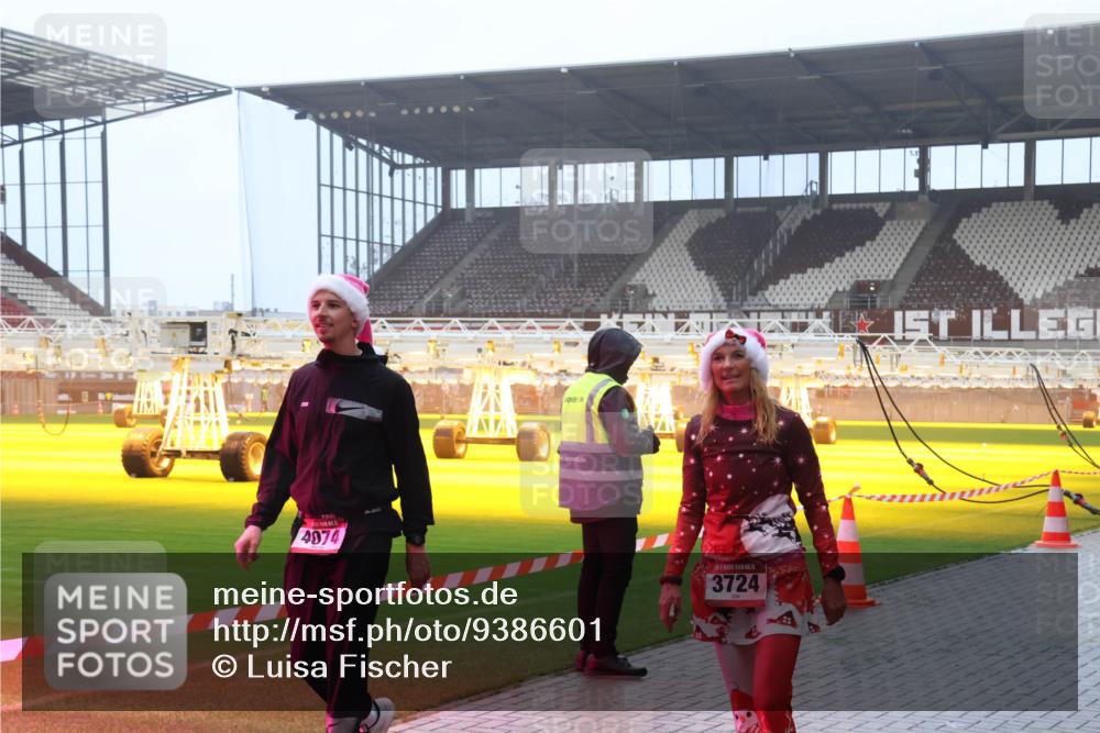 07.12.2025 - St. Pauli X-Mass-Run No. 15 Luisa Fischer http://msf.ph/oto/9386601 07.12.2025 10:20:43 Ziel 4074, 15, 3724, 447, 452, 459, 461, 478, 1364, 1553, 1903, 2187, 2238, 2751, 2855, 3473, 3832, 3846, 3871, 3893, 4042, 4071, 4116, 4490, 4503, 4523 meine-sportfotos.de