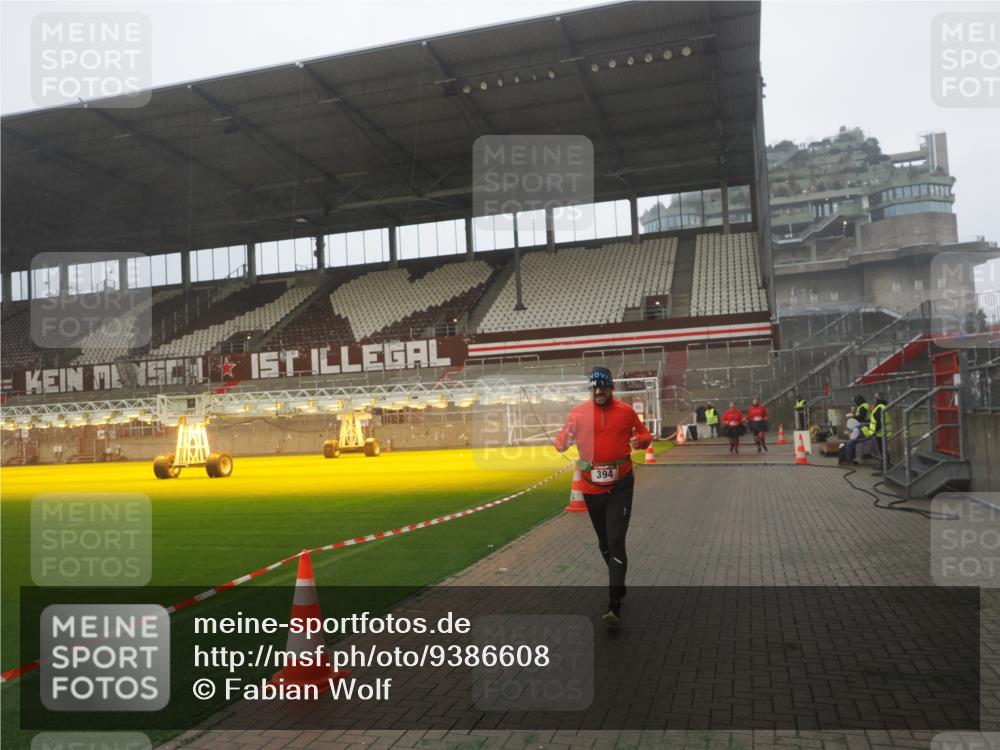 07.12.2025 - St. Pauli X-Mass-Run No. 15 Fabian Wolf http://msf.ph/oto/9386608 07.12.2025 10:16:14 Ziel 394, 1328, 2743 meine-sportfotos.de