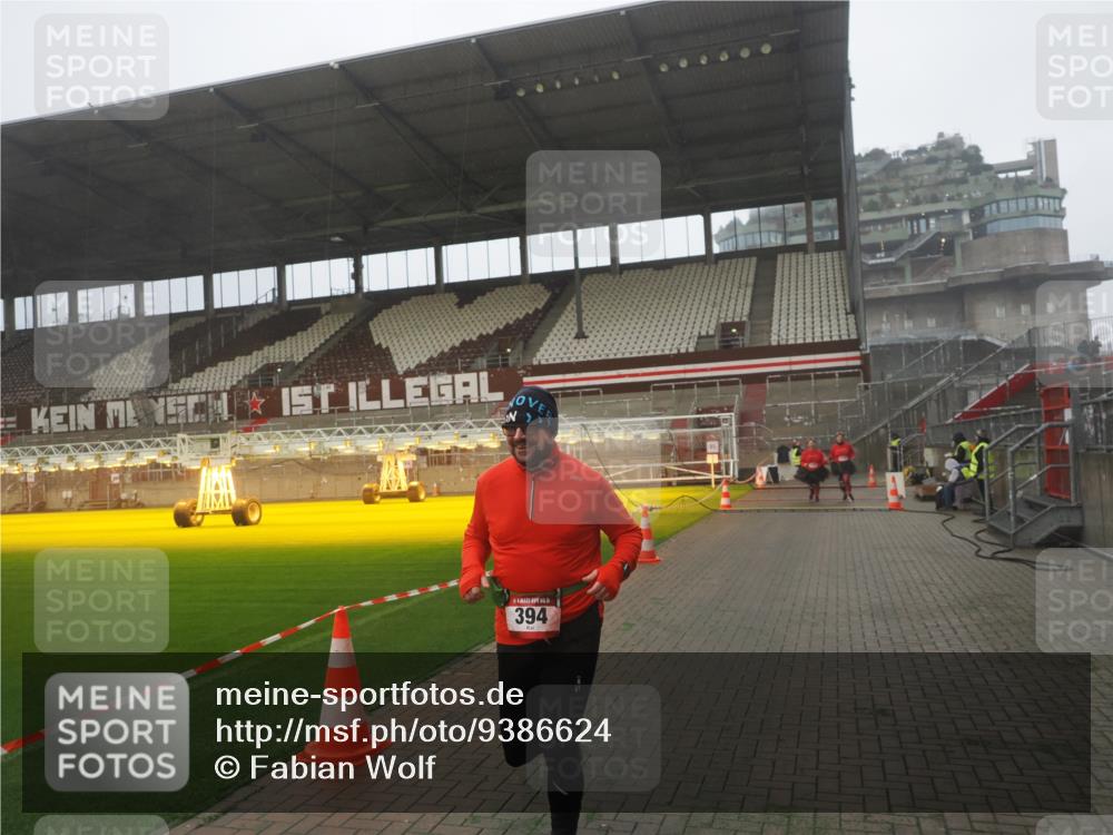 07.12.2025 - St. Pauli X-Mass-Run No. 15 Fabian Wolf http://msf.ph/oto/9386624 07.12.2025 10:16:14 Ziel 394, 1328, 2743 meine-sportfotos.de