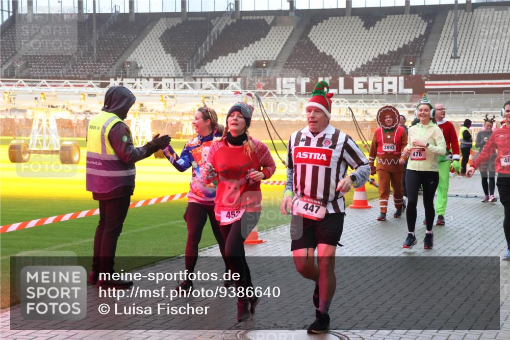 07.12.2025 - St. Pauli X-Mass-Run No. 15 Luisa Fischer http://msf.ph/oto/9386640 07.12.2025 10:20:51 Ziel 3893, 452, 447, 478, 46, 392, 447, 452, 459, 461, 478, 1016, 1076, 1364, 1466, 1553, 1903, 2187, 2238, 2751, 2855, 3473, 3832, 3846, 3871, 4042, 4071, 4116, 4490, 4503, 4517, 4523 meine-sportfotos.de