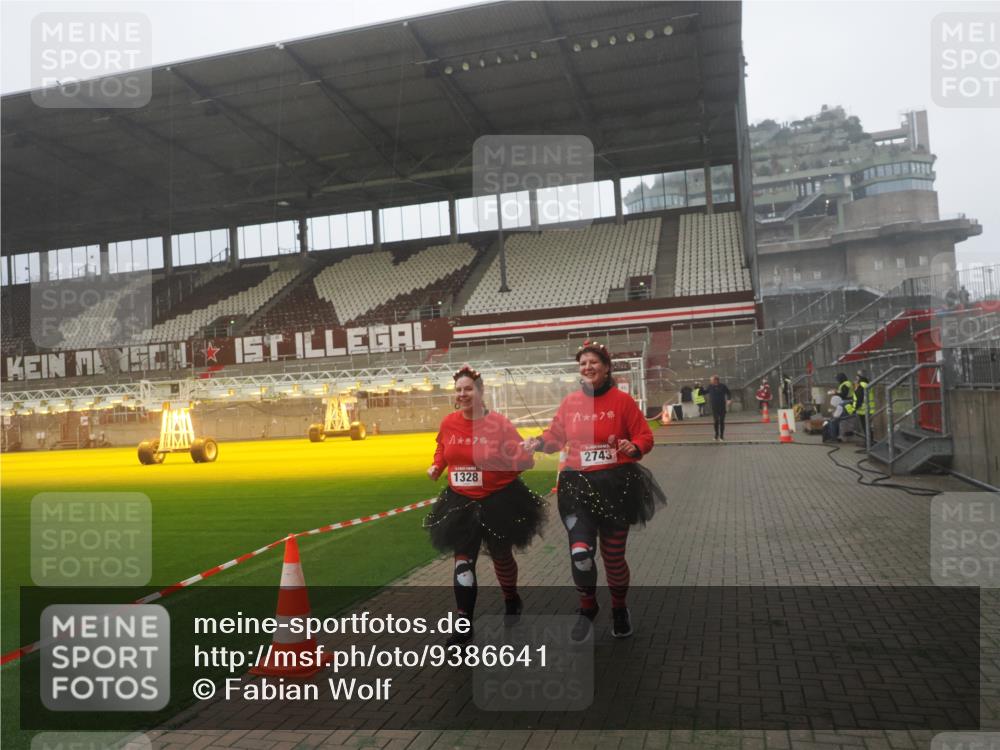 07.12.2025 - St. Pauli X-Mass-Run No. 15 Fabian Wolf http://msf.ph/oto/9386641 07.12.2025 10:16:22 Ziel 394, 1328, 2743 meine-sportfotos.de