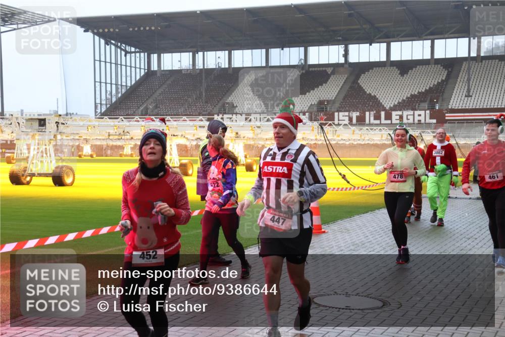 07.12.2025 - St. Pauli X-Mass-Run No. 15 Luisa Fischer http://msf.ph/oto/9386644 07.12.2025 10:20:52 Ziel 3, 452, 522, 5, 447, 478, 3862, 461, 392, 447, 452, 459, 461, 478, 1016, 1076, 1364, 1466, 1553, 1903, 2187, 2238, 2751, 2855, 3473, 3832, 3846, 3871, 4042, 4071, 4116, 4490, 4503, 4517, 4523 meine-sportfotos.de