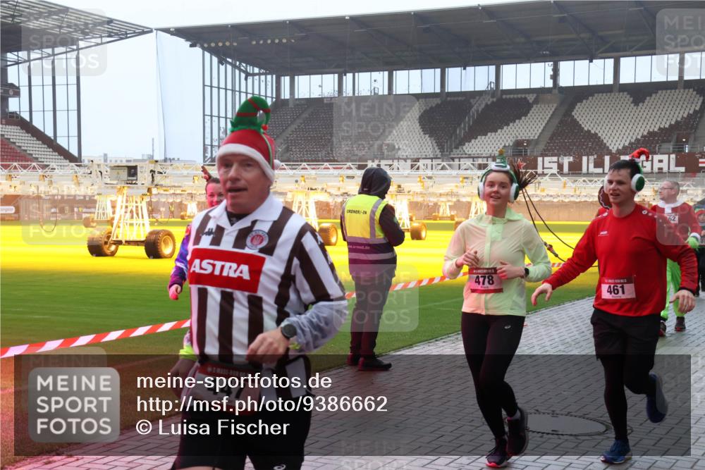 07.12.2025 - St. Pauli X-Mass-Run No. 15 Luisa Fischer http://msf.ph/oto/9386662 07.12.2025 10:20:53 Ziel 5, 447, 115, 478, 461, 62, 392, 447, 452, 459, 461, 478, 1016, 1076, 1364, 1466, 1553, 1903, 2187, 2238, 2751, 2855, 3473, 3832, 3846, 3871, 4042, 4071, 4116, 4490, 4503, 4517, 4523 meine-sportfotos.de