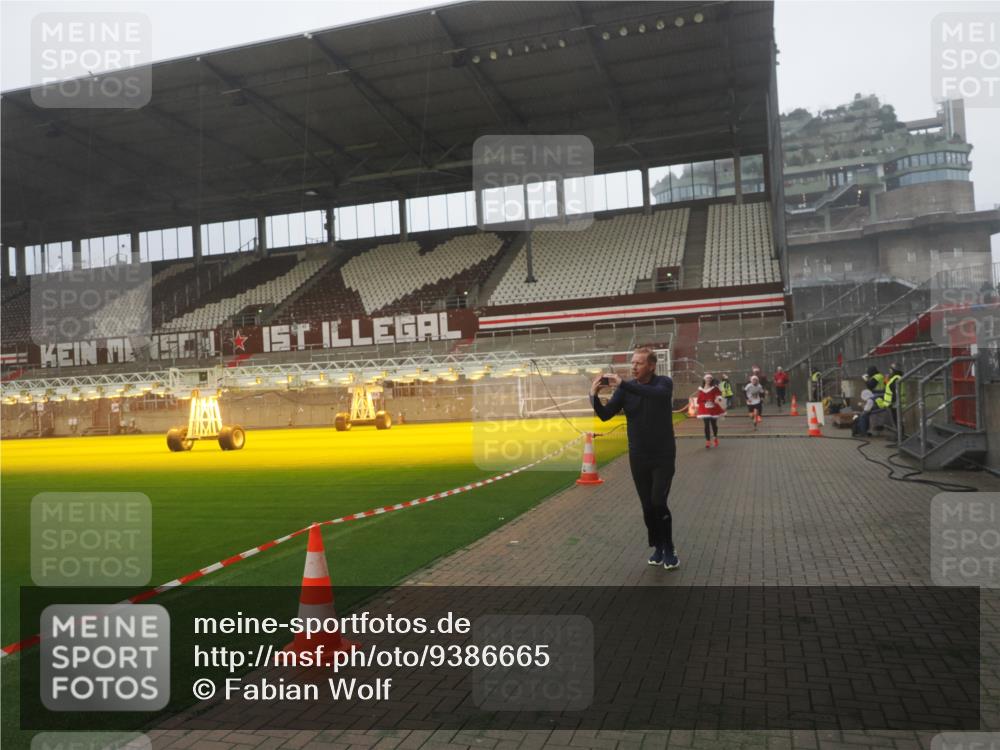 07.12.2025 - St. Pauli X-Mass-Run No. 15 Fabian Wolf http://msf.ph/oto/9386665 07.12.2025 10:16:28 Ziel 394, 1328, 2743, 4362, 4510 meine-sportfotos.de
