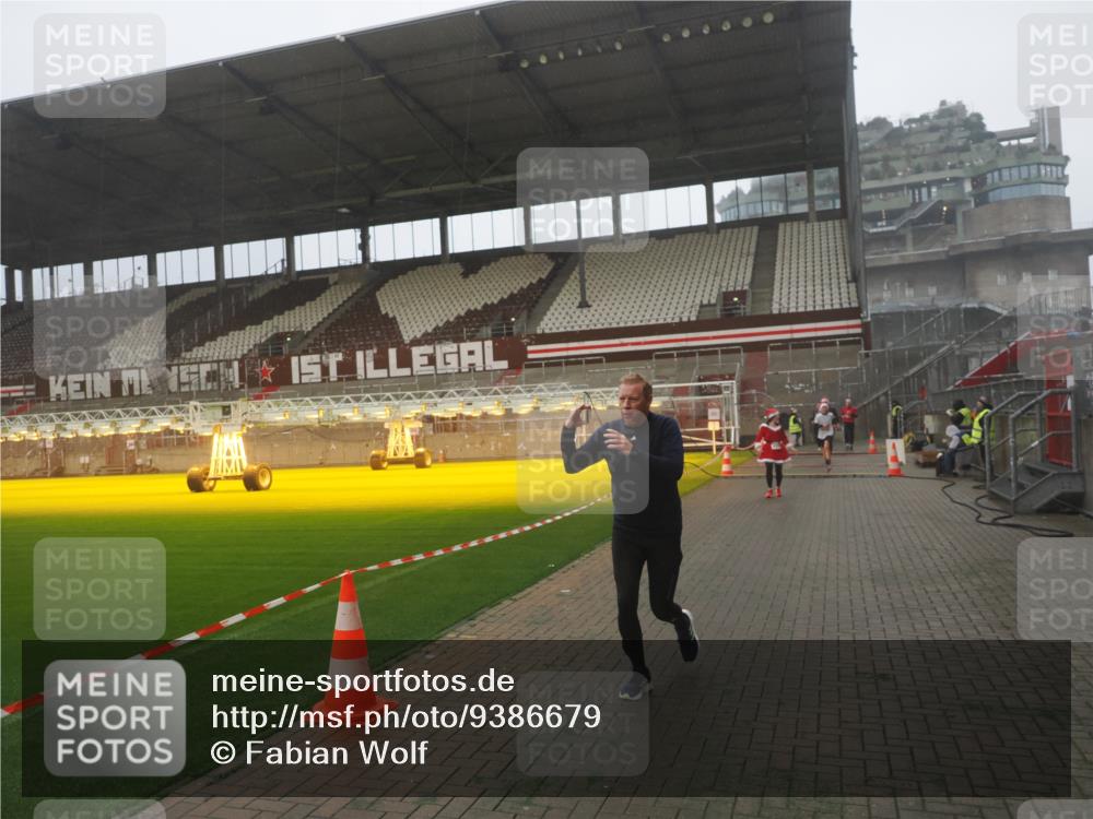 07.12.2025 - St. Pauli X-Mass-Run No. 15 Fabian Wolf http://msf.ph/oto/9386679 07.12.2025 10:16:28 Ziel 394, 1328, 2743, 4362, 4510 meine-sportfotos.de