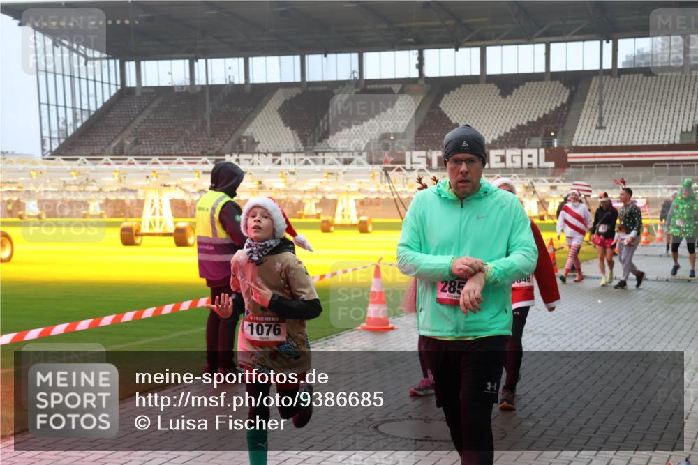 07.12.2025 - St. Pauli X-Mass-Run No. 15 Luisa Fischer http://msf.ph/oto/9386685 07.12.2025 10:21:01 Ziel 1076, 285, 9046, 392, 447, 452, 459, 461, 478, 1016, 1076, 1466, 1553, 2187, 2799, 2855, 3473, 3832, 4042, 4071, 4116, 4490, 4503, 4517, 4523 meine-sportfotos.de