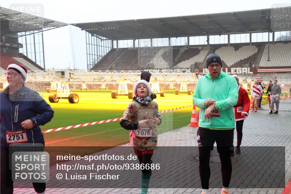07.12.2025 - St. Pauli X-Mass-Run No. 15 Luisa Fischer http://msf.ph/oto/9386686 07.12.2025 10:21:02 Ziel 2751, 1076, 384, 392, 447, 452, 459, 461, 478, 1016, 1076, 1466, 1553, 2187, 2799, 2855, 3473, 3832, 4042, 4071, 4116, 4490, 4503, 4517, 4523 meine-sportfotos.de