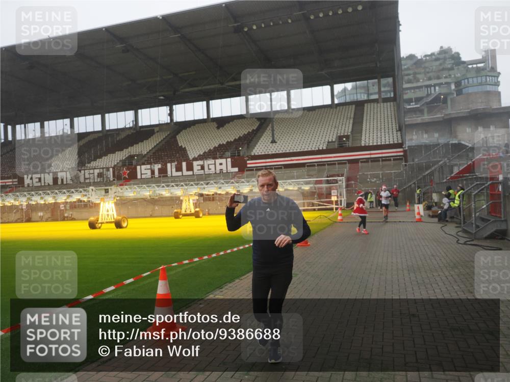 07.12.2025 - St. Pauli X-Mass-Run No. 15 Fabian Wolf http://msf.ph/oto/9386688 07.12.2025 10:16:29 Ziel 1328, 2743, 4362, 4363, 4510 meine-sportfotos.de