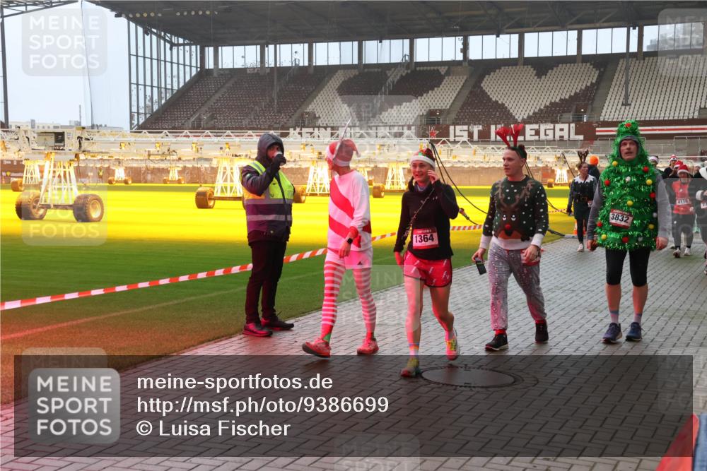 07.12.2025 - St. Pauli X-Mass-Run No. 15 Luisa Fischer http://msf.ph/oto/9386699 07.12.2025 10:21:12 Ziel 1364, 3832, 4116, 392, 447, 452, 461, 478, 1016, 1076, 1466, 2187, 2799, 3473, 3832, 4116, 4490, 4517, 4523 meine-sportfotos.de