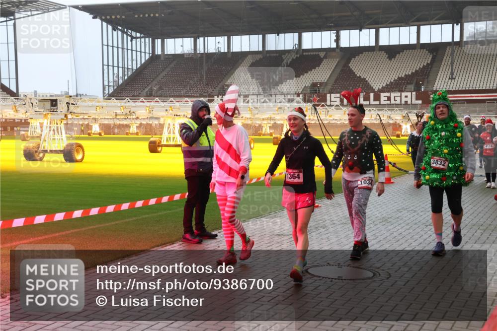 07.12.2025 - St. Pauli X-Mass-Run No. 15 Luisa Fischer http://msf.ph/oto/9386700 07.12.2025 10:21:13 Ziel 1364, 1034, 3832, 4116, 392, 447, 452, 461, 478, 1016, 1076, 1466, 2187, 2799, 3473, 3832, 4116, 4490, 4517, 4523 meine-sportfotos.de