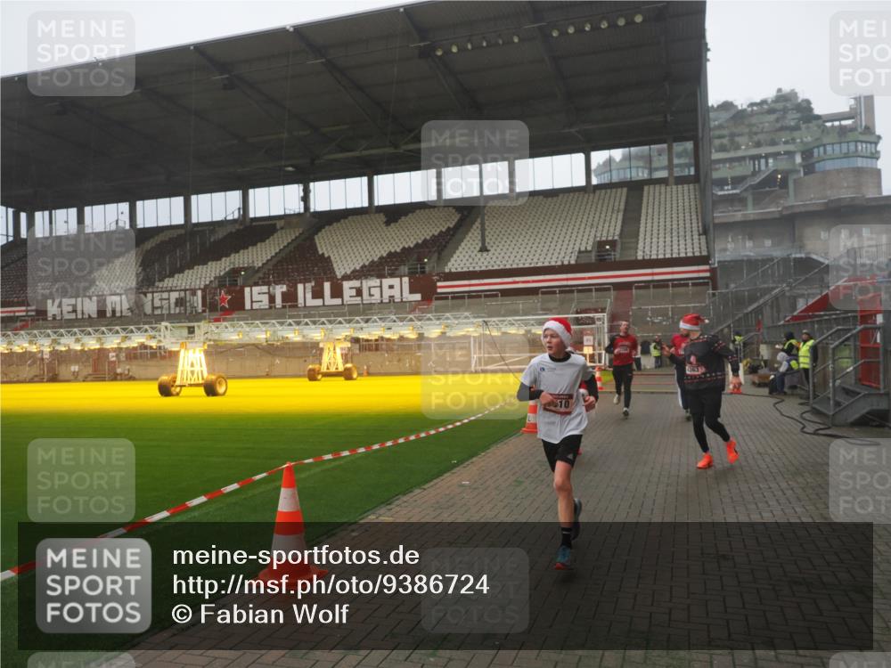 07.12.2025 - St. Pauli X-Mass-Run No. 15 Fabian Wolf http://msf.ph/oto/9386724 07.12.2025 10:16:34 Ziel 2185, 2266, 4362, 4363, 4510 meine-sportfotos.de