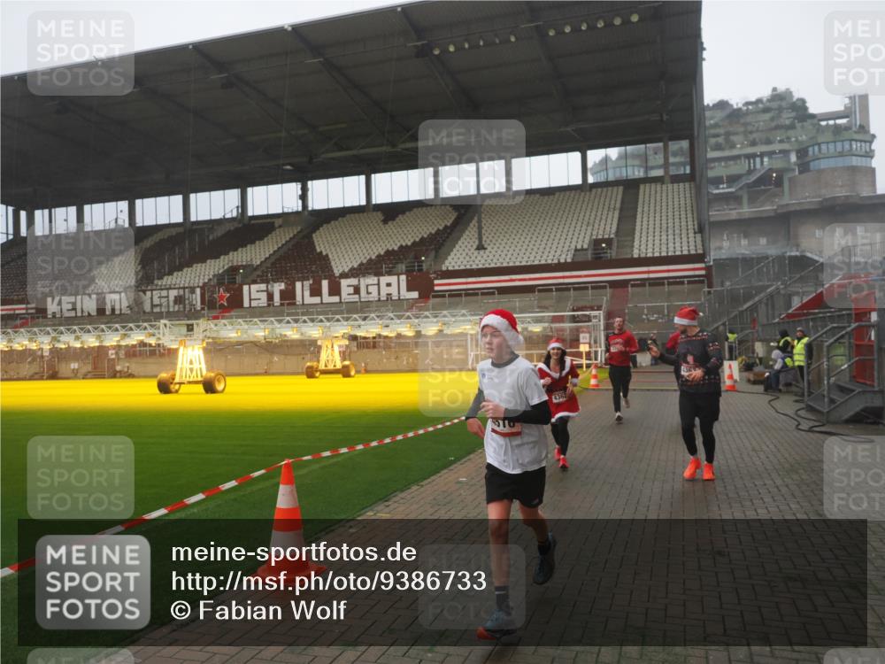 07.12.2025 - St. Pauli X-Mass-Run No. 15 Fabian Wolf http://msf.ph/oto/9386733 07.12.2025 10:16:34 Ziel 2185, 2266, 4362, 4363, 4510 meine-sportfotos.de
