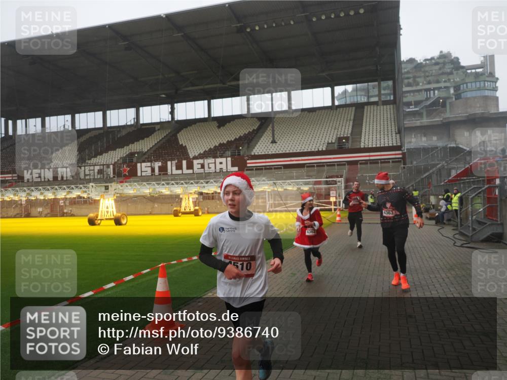 07.12.2025 - St. Pauli X-Mass-Run No. 15 Fabian Wolf http://msf.ph/oto/9386740 07.12.2025 10:16:35 Ziel 2185, 2266, 4362, 4363, 4510 meine-sportfotos.de