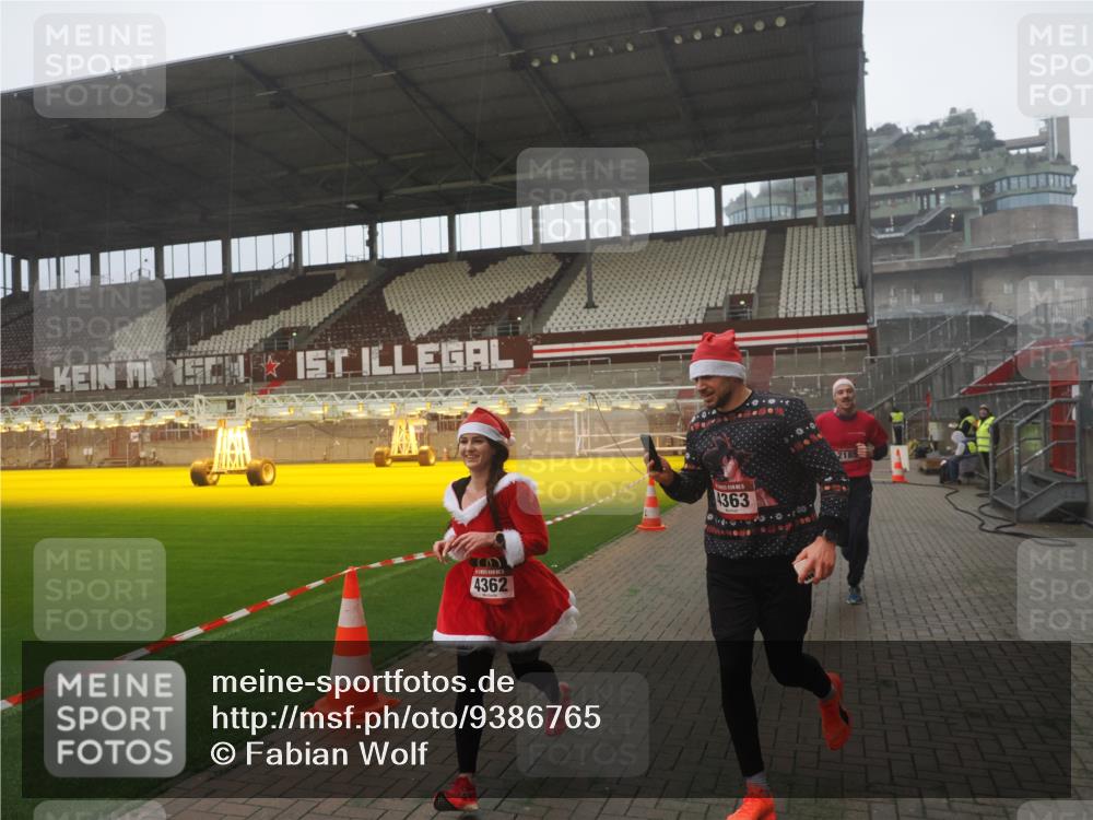 07.12.2025 - St. Pauli X-Mass-Run No. 15 Fabian Wolf http://msf.ph/oto/9386765 07.12.2025 10:16:36 Ziel 2185, 2266, 4362, 4363, 4510 meine-sportfotos.de
