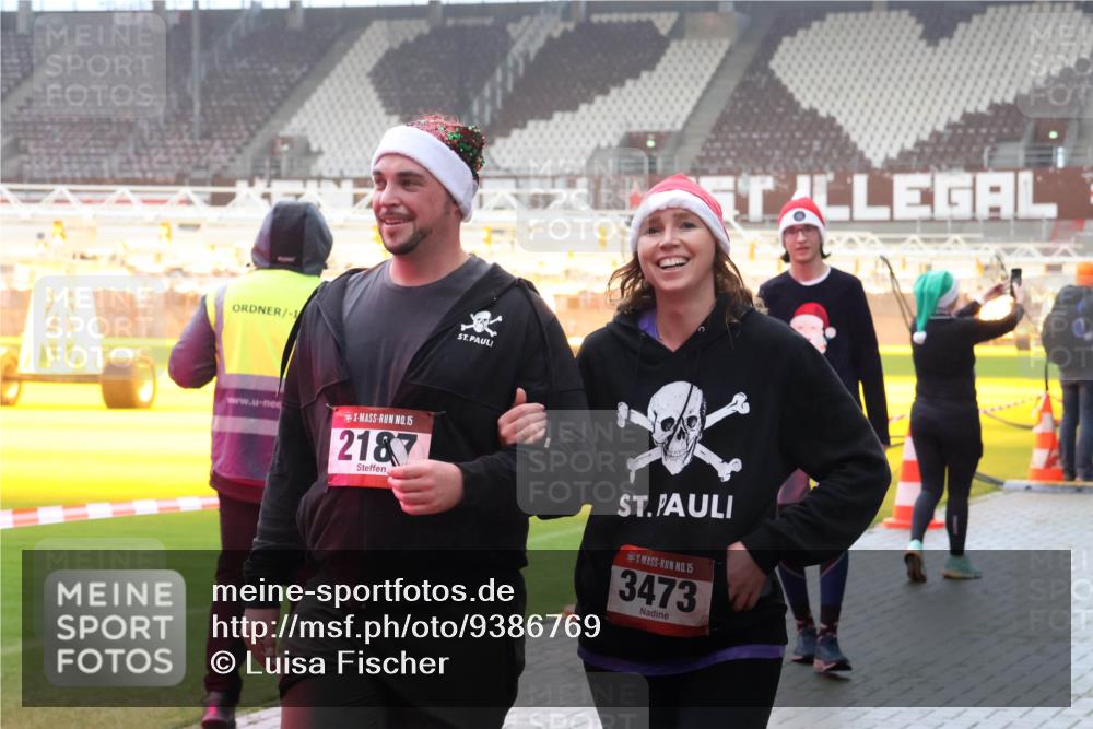 07.12.2025 - St. Pauli X-Mass-Run No. 15 Luisa Fischer http://msf.ph/oto/9386769 07.12.2025 10:21:24 Ziel 1, 15, 2187, 15, 3473, 392, 1016, 1076, 1386, 1407, 1466, 1898, 1900, 2173, 2565, 2799, 3849, 3984, 4338, 4490, 4517 meine-sportfotos.de