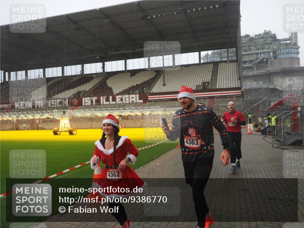 07.12.2025 - St. Pauli X-Mass-Run No. 15 Fabian Wolf http://msf.ph/oto/9386770 07.12.2025 10:16:36 Ziel 2185, 2266, 4362, 4363, 4510 meine-sportfotos.de