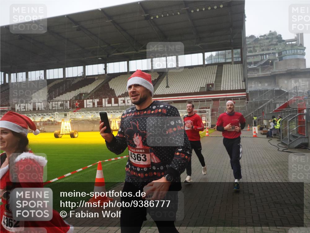07.12.2025 - St. Pauli X-Mass-Run No. 15 Fabian Wolf http://msf.ph/oto/9386777 07.12.2025 10:16:36 Ziel 2185, 2266, 4362, 4363, 4510 meine-sportfotos.de