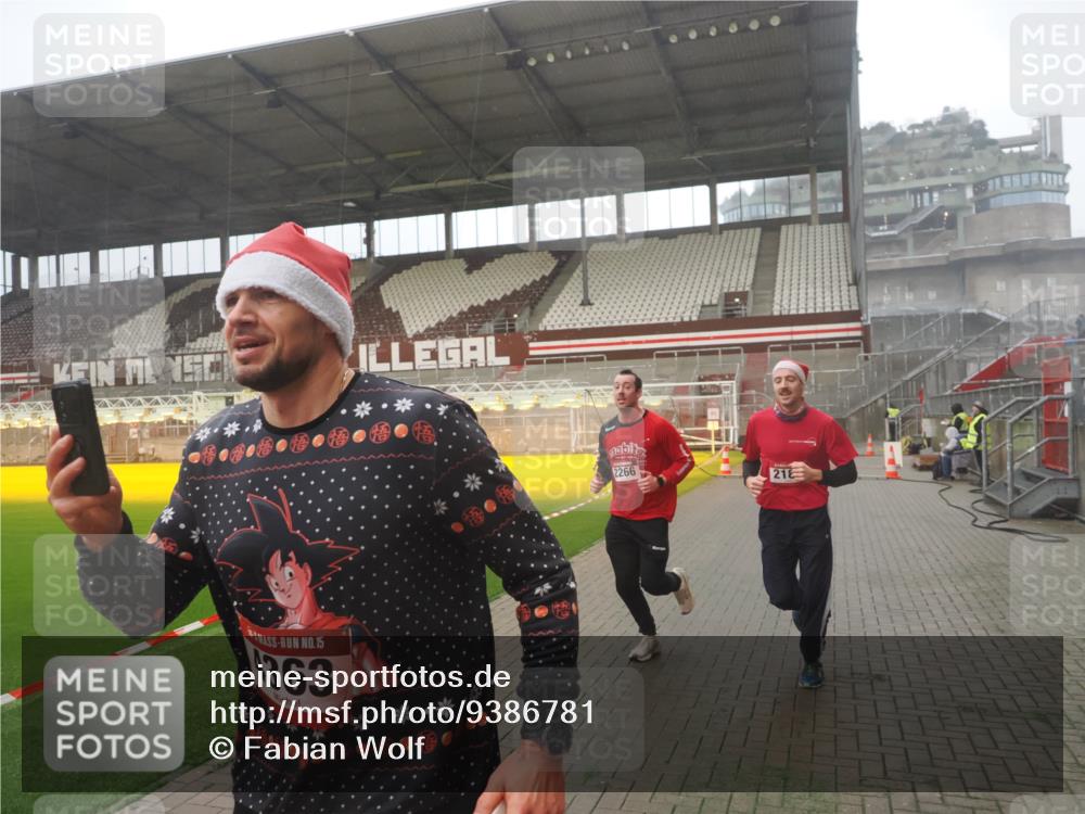 07.12.2025 - St. Pauli X-Mass-Run No. 15 Fabian Wolf http://msf.ph/oto/9386781 07.12.2025 10:16:37 Ziel 2185, 2266, 4362, 4363, 4510 meine-sportfotos.de