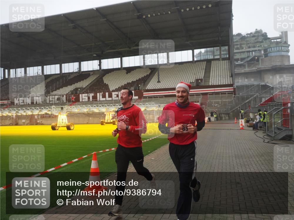 07.12.2025 - St. Pauli X-Mass-Run No. 15 Fabian Wolf http://msf.ph/oto/9386794 07.12.2025 10:16:37 Ziel 2185, 2266, 4362, 4363, 4510 meine-sportfotos.de
