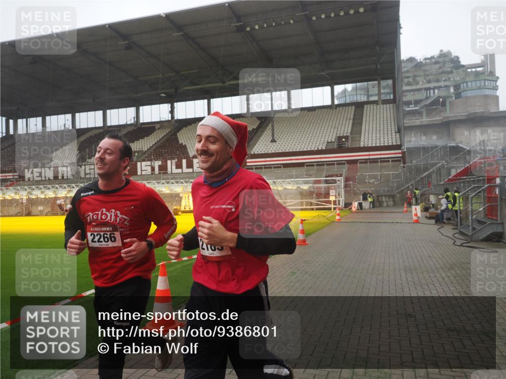 07.12.2025 - St. Pauli X-Mass-Run No. 15 Fabian Wolf http://msf.ph/oto/9386801 07.12.2025 10:16:38 Ziel 2185, 2266, 4362, 4363, 4510 meine-sportfotos.de