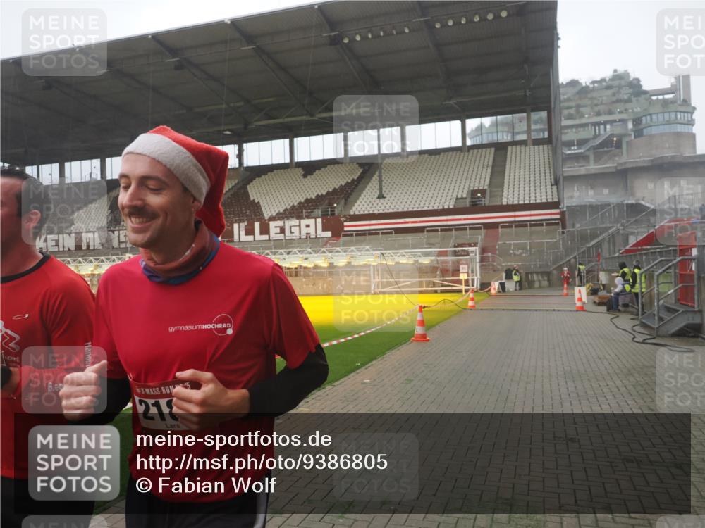 07.12.2025 - St. Pauli X-Mass-Run No. 15 Fabian Wolf http://msf.ph/oto/9386805 07.12.2025 10:16:38 Ziel 2185, 2266, 4362, 4363, 4510 meine-sportfotos.de
