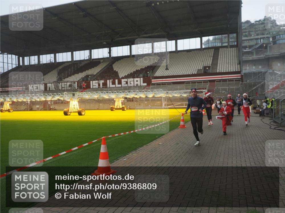 07.12.2025 - St. Pauli X-Mass-Run No. 15 Fabian Wolf http://msf.ph/oto/9386809 07.12.2025 10:16:47 Ziel 1989, 1997, 2185, 2266, 3633, 4356, 4359, 4363, 4510, 4769 meine-sportfotos.de