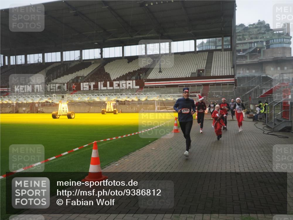 07.12.2025 - St. Pauli X-Mass-Run No. 15 Fabian Wolf http://msf.ph/oto/9386812 07.12.2025 10:16:47 Ziel 1989, 1997, 2185, 2266, 3633, 4356, 4359, 4363, 4510, 4769 meine-sportfotos.de